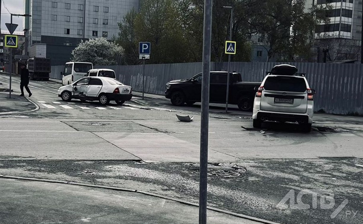 Внедорожник и седан столкнулись в центре Южно-Сахалинска