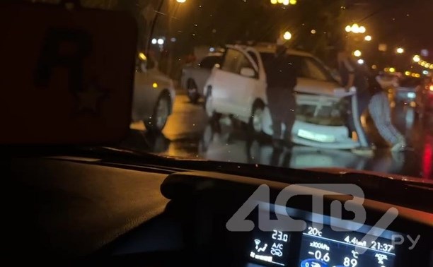 "Бампер повис, фары разбиты": последствия вечернего ДТП в Южно-Сахалинске попали на видео