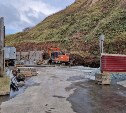 В Невельске восстанавливают обрушившуюся во время августовского циклона подпорную стену