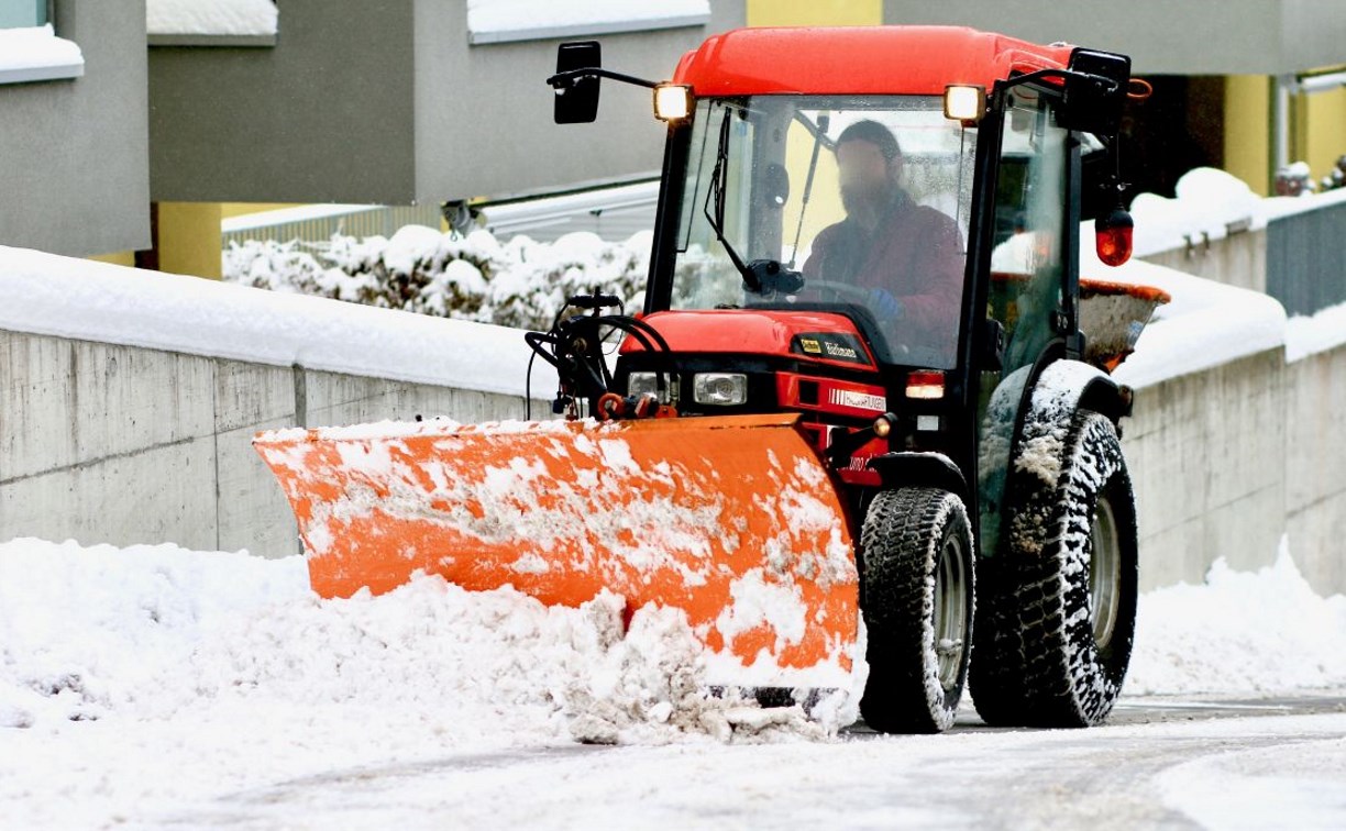 Более 4000 самосвалов снега вывезли из Южно-Сахалинска во время метели