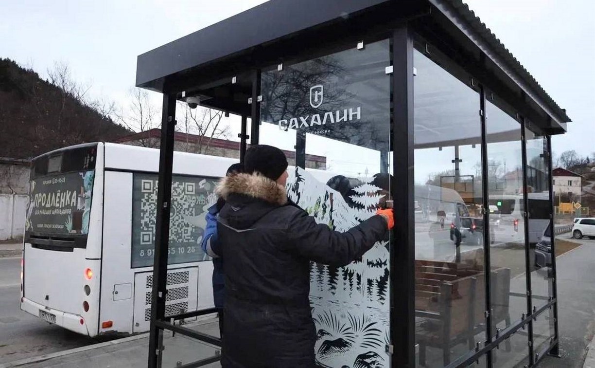 В Корсакове приступили к восстановлению остановок, которые повредили вандалы