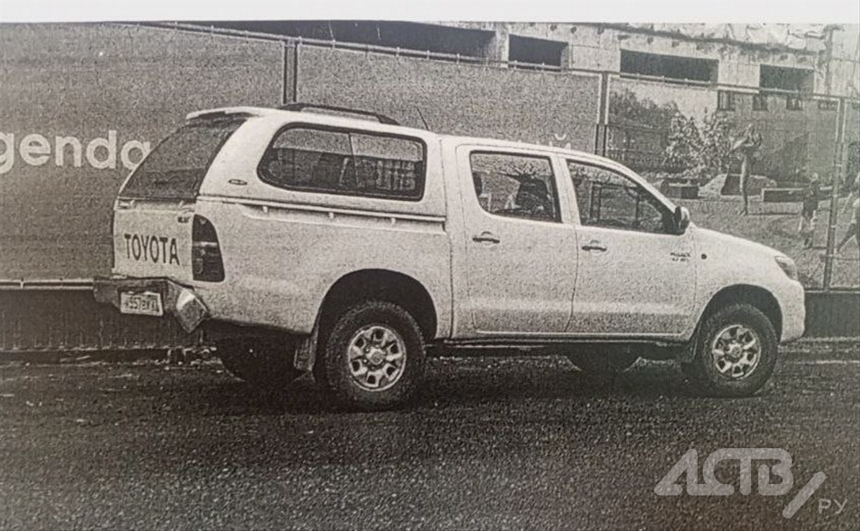 В Южно-Сахалинске неизвестный врезался в пикап и скрылся 