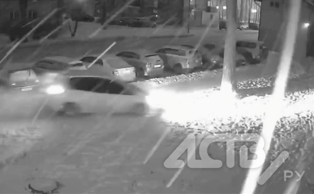 Маршрут перестроен: хэтчбек прокатился по тротуару в Южно-Сахалинске