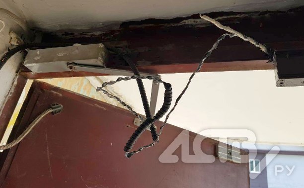 Неизвестный вырвал провода в домофоне дома в Южно-Сахалинске: жители подозревают сотрудника ЖЭКа