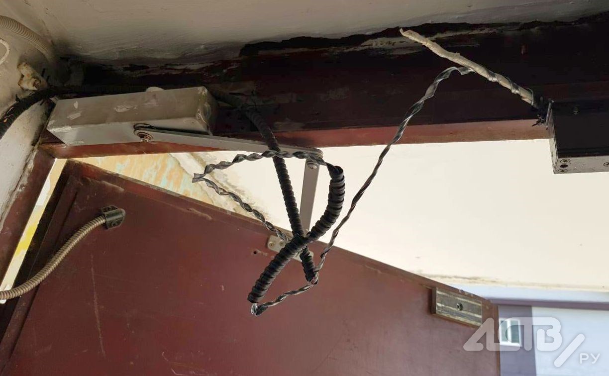 Неизвестный вырвал провода в домофоне дома в Южно-Сахалинске: жители подозревают сотрудника ЖЭКа