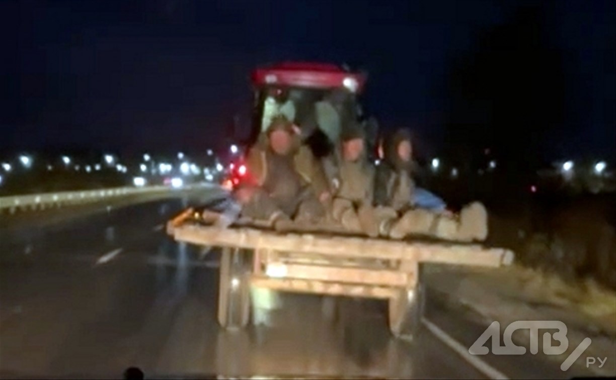 "Едем, едем в соседнее село": трое работяг на тракторе выживали в непогоду на сахалинской дороге