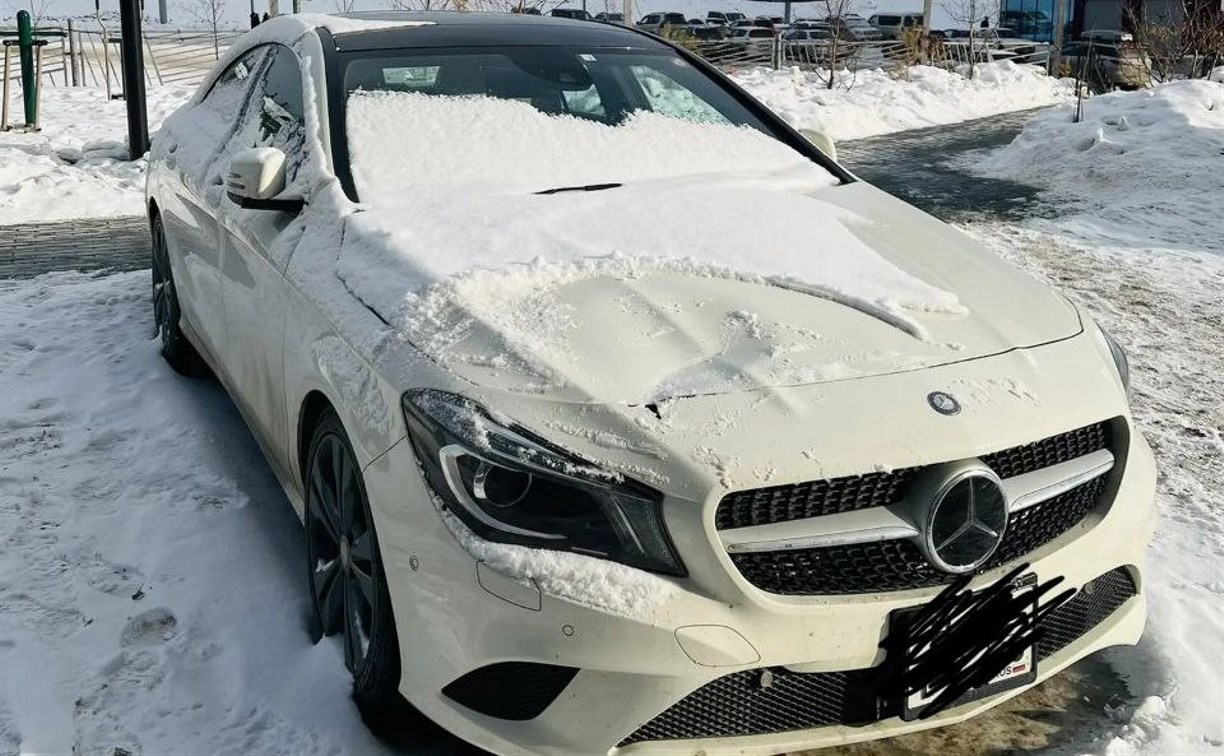 Поиск очевидцев - в Южно-Сахалинске неизвестные повредили припаркованный Mercedes-Benz и скрылись 