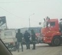 Снегоуборочная машина и небольшой грузовик столкнулись в Южно-Сахалинске