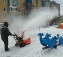 Холмские дворники меняют лопаты на снегоуборочную технику