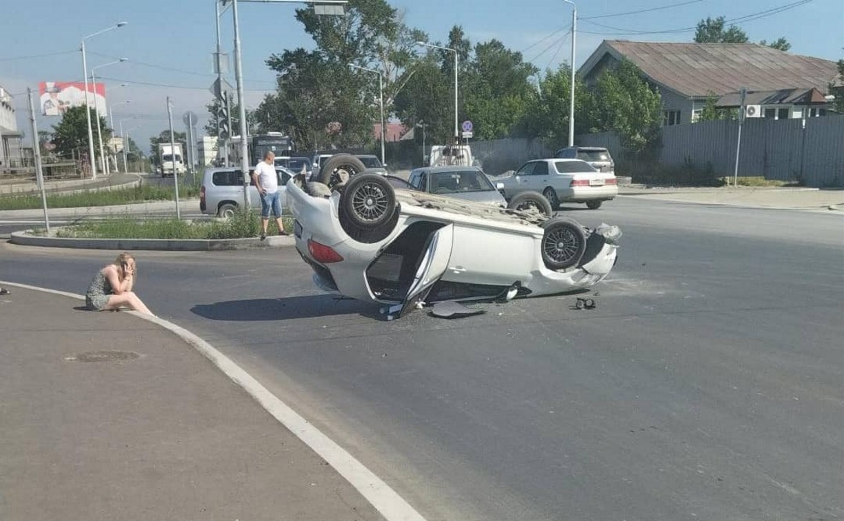 Хэтчбек перевернулся при ДТП в Южно-Сахалинске