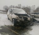 Два автомобиля столкнулись на Корсаковской трассе