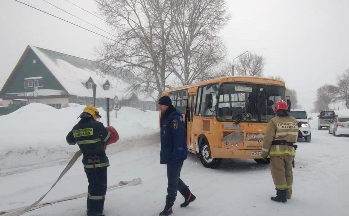 Топливо пришлось сливать: в ликвидации последствий ДТП в Тымовском участвовали спасатели