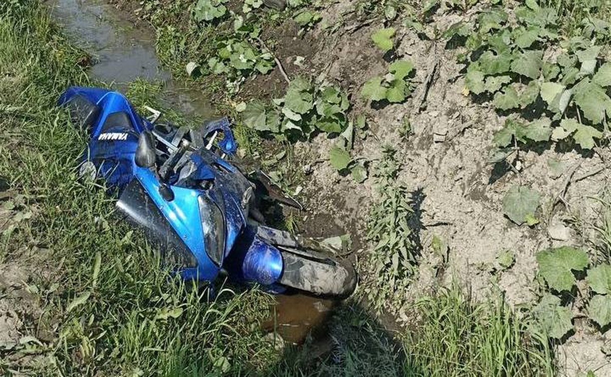 Появились фото с корсаковского ДТП, в котором мотоциклист столкнулся с кроссовером