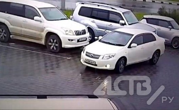 Южносахалинец притёр внедорожник и скрылся с места ДТП