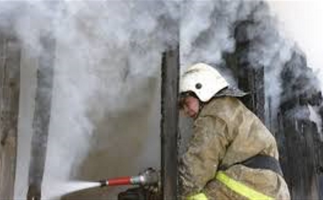 Стену частного дома тушили пожарные в Южно-Сахалинске