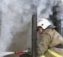 Стену частного дома тушили пожарные в Южно-Сахалинске