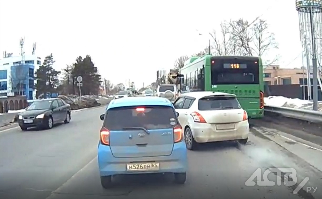 Нетерпеливый водитель хэтчбека создал аварийную ситуацию с автобусом в Южно-Сахалинске 