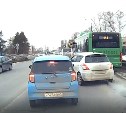 Нетерпеливый водитель хэтчбека создал аварийную ситуацию с автобусом в Южно-Сахалинске 