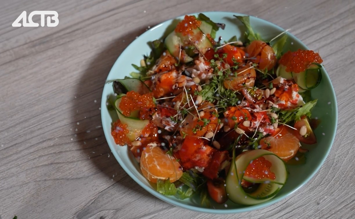 Новогодний рецепт от astv.ru: пикантный крабовый салат с мандаринами