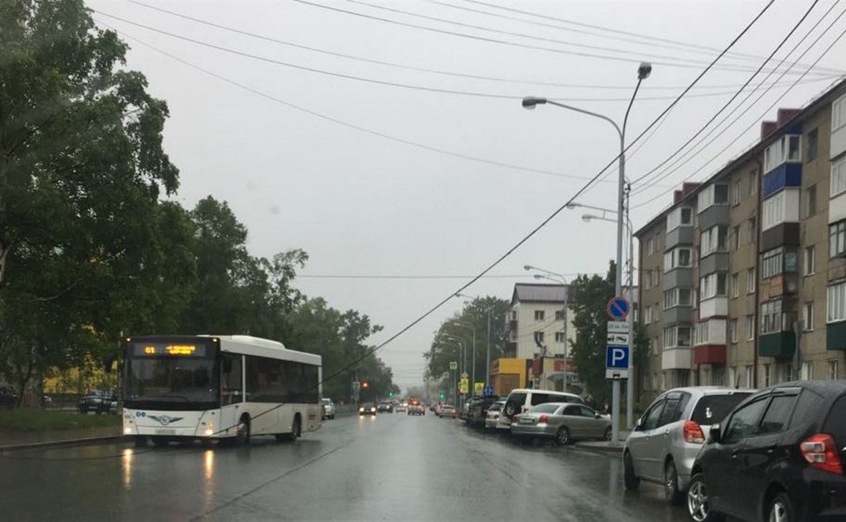Оборванный провод перегородил путь автомобилистам на улице Пограничной в Южно-Сахалинске
