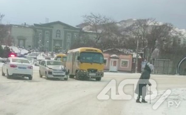 "Это должно было случиться": автобус попал в ДТП около остановки в Холмске 