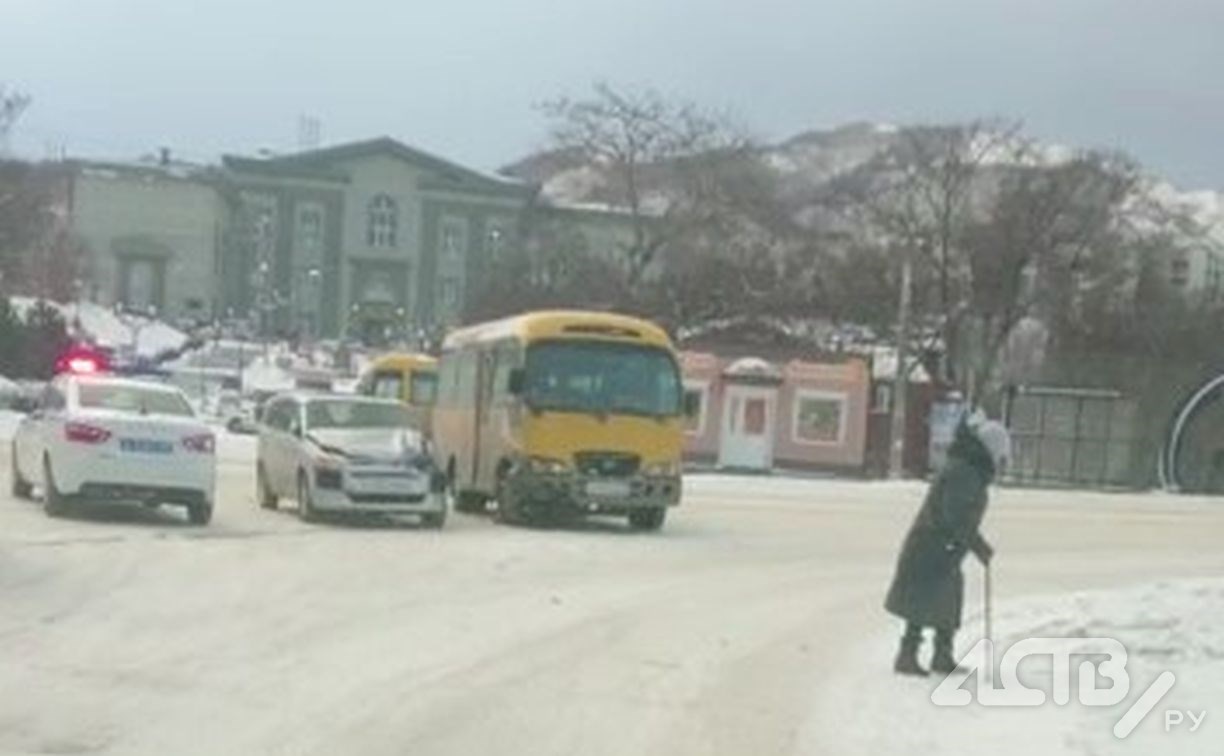 "Это должно было случиться": автобус попал в ДТП около остановки в Холмске 