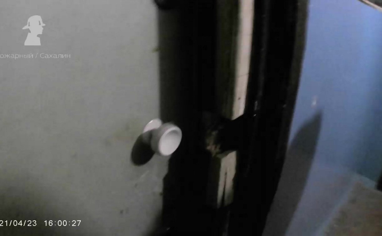 Опубликовано видео спасения мужчины при пожаре в Южно-Сахалинске