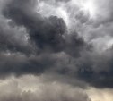 Службы в режиме повышенной готовности: штормовой ветер, ливень и грозы ждут к вечеру в Южно-Сахалинске 