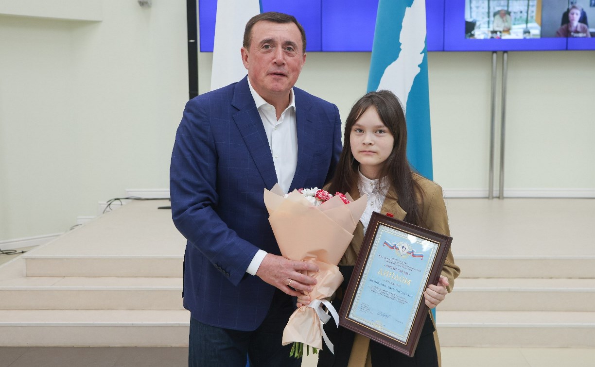 На Сахалине наградили 10-летнюю девочку, которая спасла маленького брата из горящего дома 