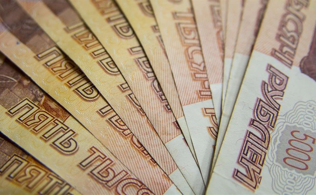 Операционистка банка украла у холмчанина почти 90 тысяч рублей