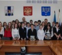Лучшим школьникам города вручили паспорта в администрации Южно-Сахалинска