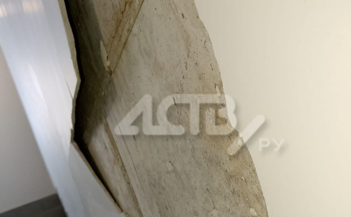 Не простоял и года: в Тымовском начал сыпаться новый дом