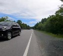 На Сахалине велосипедист вынужденно съехал с дороги из-за летевших на обгон автомобилей