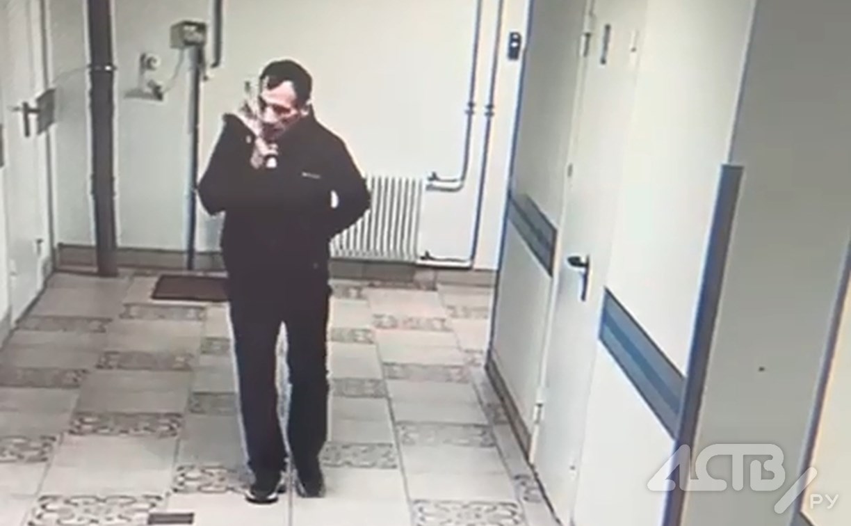 Проник в раздевалку больницы: на Сахалине разыскивают подозреваемого в краже