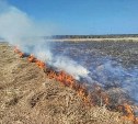 Пожарные не дали огню перекинуться на жилой дом в Анивском районе