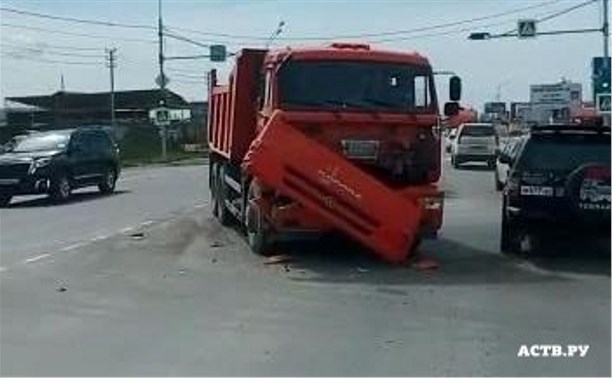КамАЗ и Land Cruiser столкнулись в Южно-Сахалинске