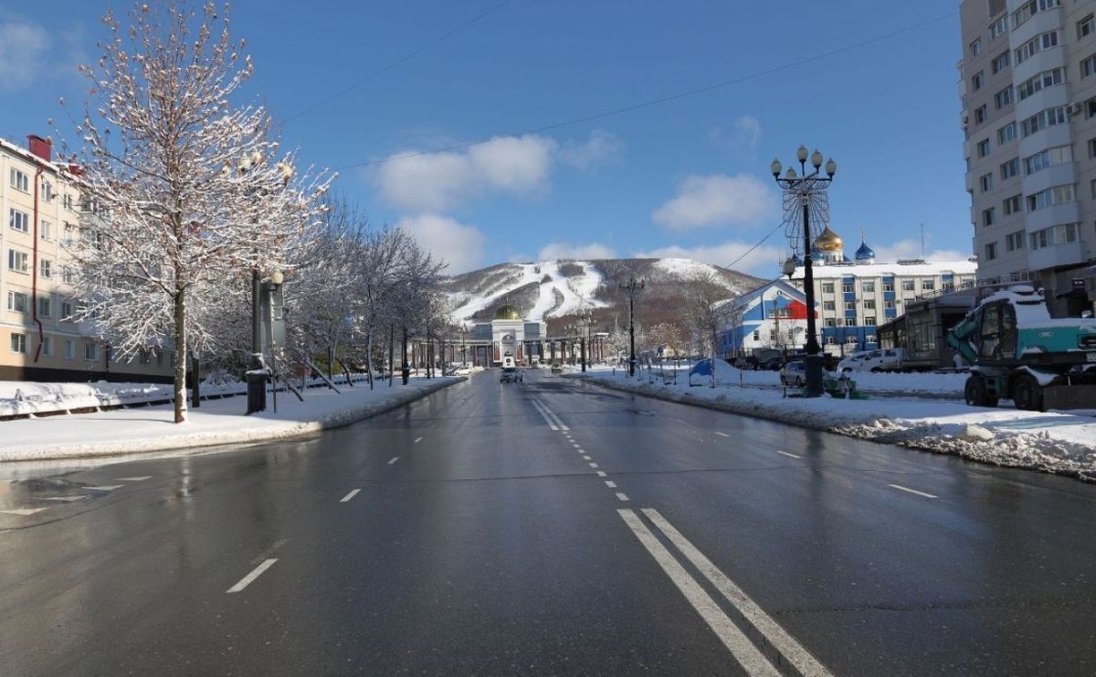 Пять управляющих компаний в Южно-Сахалинске получили предостережения из-за снега во дворе