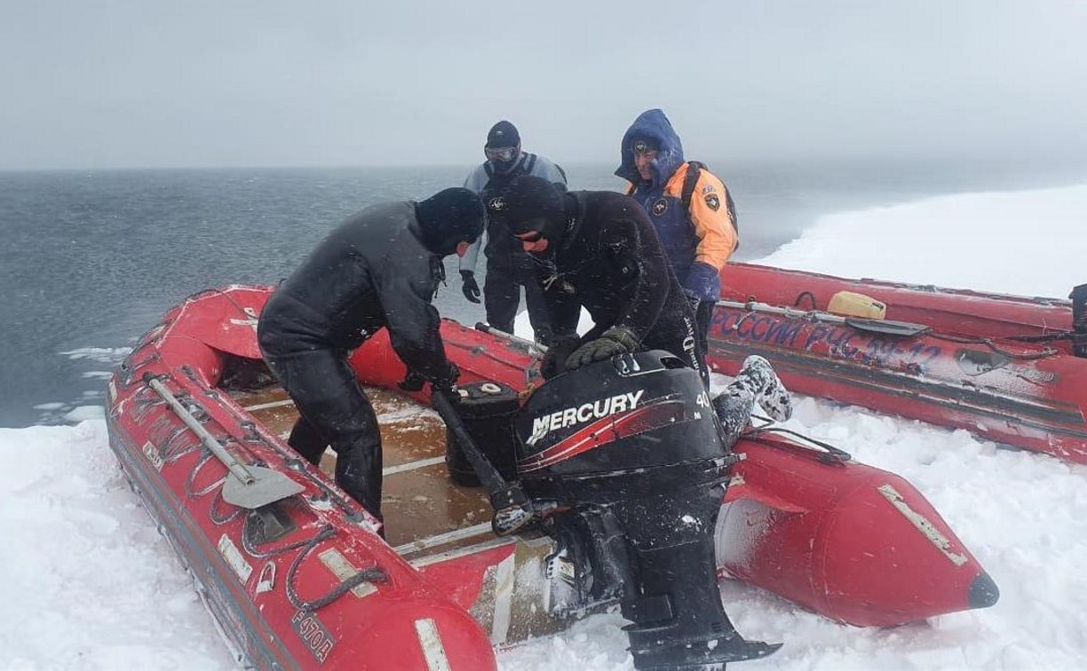Спасатели показали, как снимали рыбаков со льдины в заливе Мордвинова