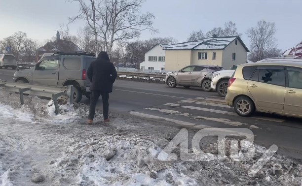Два автомобиля не смогли разъехаться на перекрёстке в Южно-Сахалинске
