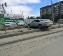 Легковая "Тойота" снесла ограждение и вылетела на тротуар в центре Южно-Сахалинска