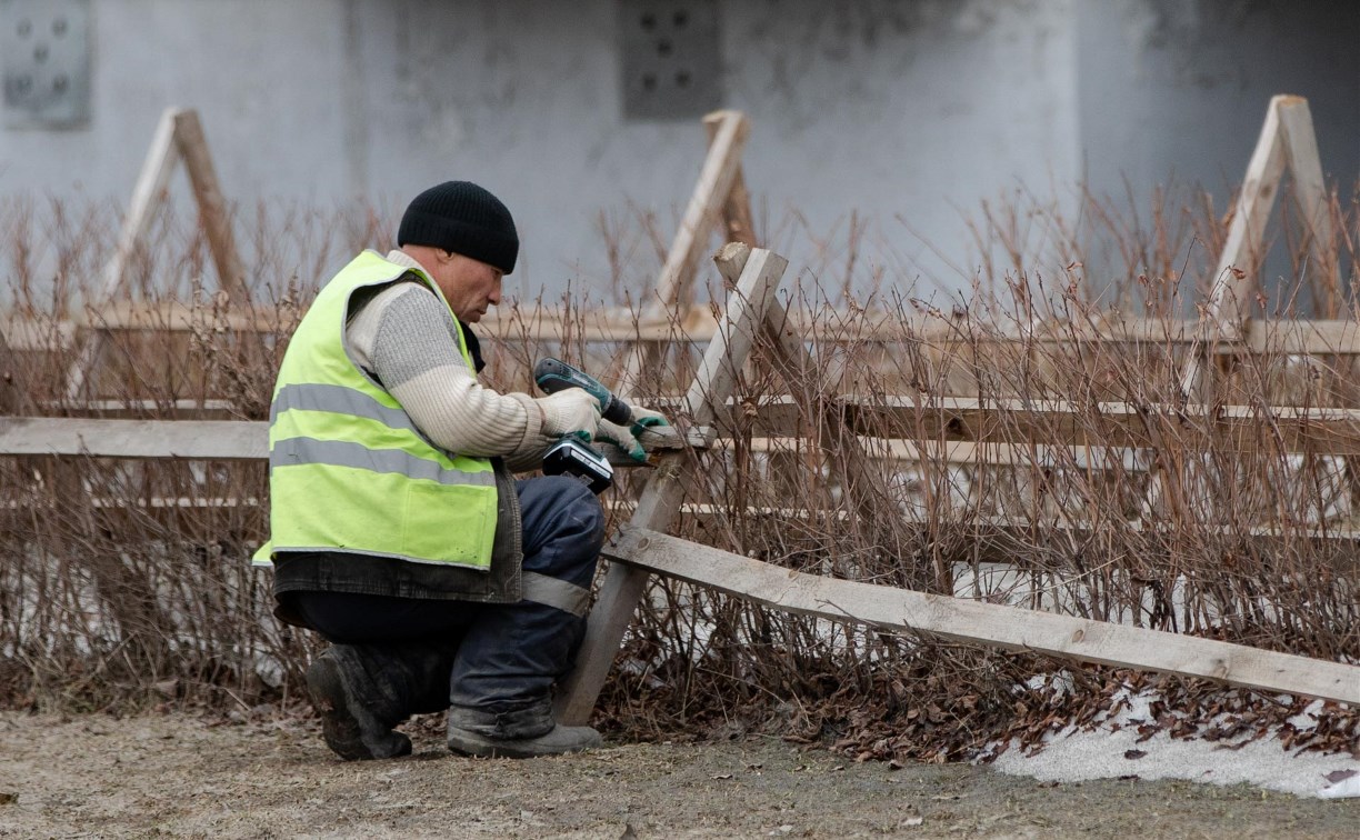Десятки клумб и газонов вдоль дорог и 30 городских скверов приводят в порядок в Южно-Сахалинске