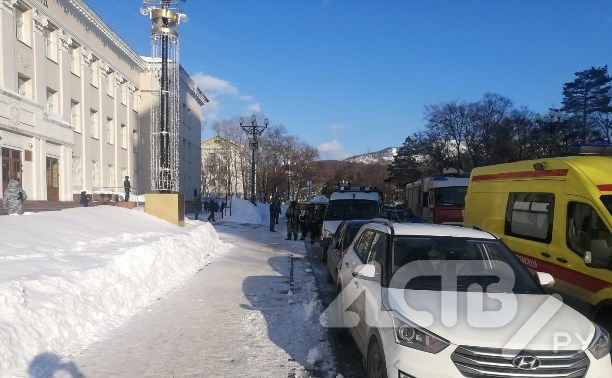 Здание областного суда оцепили в Южно-Сахалинске