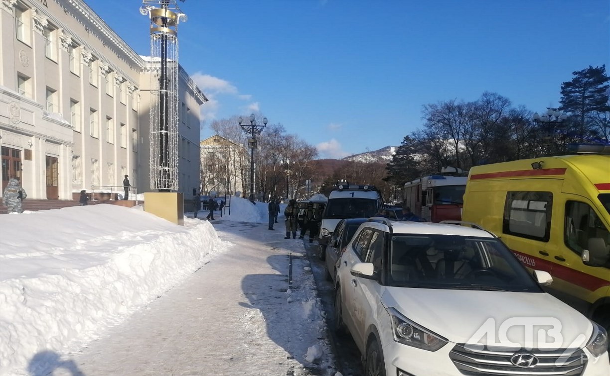 Здание областного суда оцепили в Южно-Сахалинске