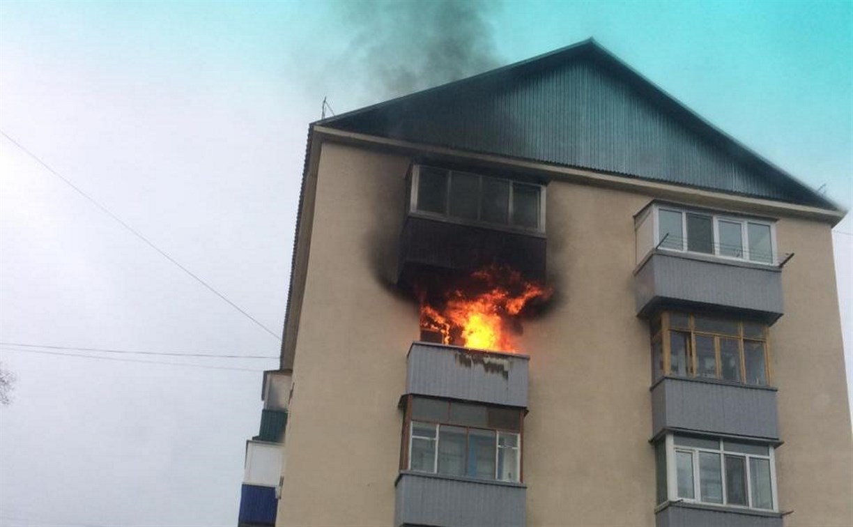 Балкон вспыхнул в доме на улице Поповича в Южно-Сахалинске