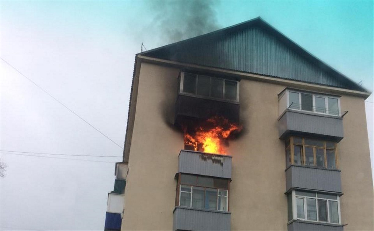 Балкон вспыхнул в доме на улице Поповича в Южно-Сахалинске - Новости  Сахалинской области. Происшествия - astv.ru