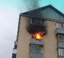 Балкон вспыхнул в доме на улице Поповича в Южно-Сахалинске
