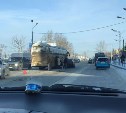 Междугородний автобус и легковушка попали в ДТП в Южно-Сахалинске 