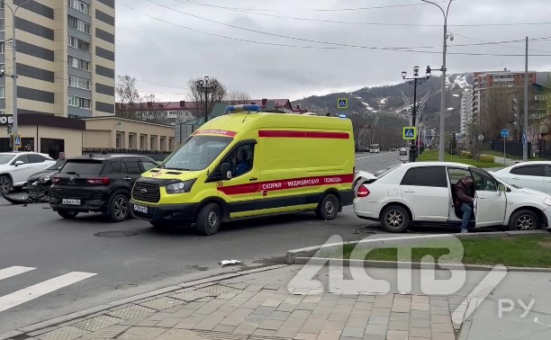 Экстренные службы съехались к месту ДТП на перекрёстке в Южно-Сахалинске