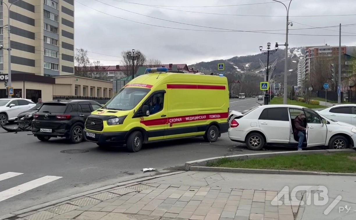 Экстренные службы съехались к месту ДТП на перекрёстке в Южно-Сахалинске