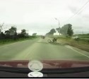 Момент ДТП с участием внедорожника и велосипедиста попал в объектив авторегистратора в Южно-Сахалинске